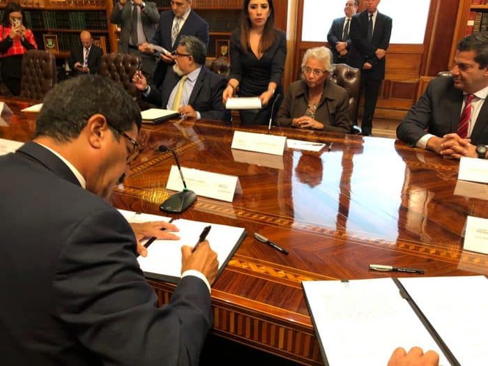 Firma gobernador de Chihuahua convenio con SEGOB y anuncia