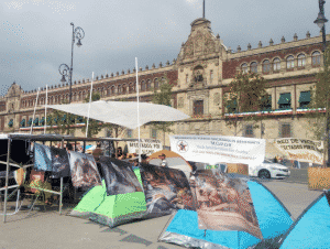 Plantón de damnificados en el Zócalo. Foto: Twitter