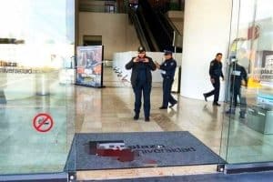 Balean a trabajador de Plaza Universidad