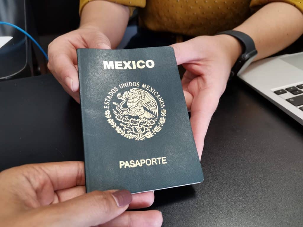 SRE suspende emisión de pasaportes