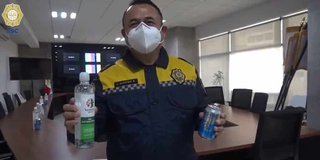 Heineken dona gel antibacterial y agua potable a policías de la CDMX