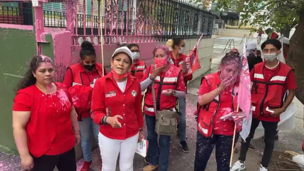 Agreden con pintura rosa a Maribel Martínez