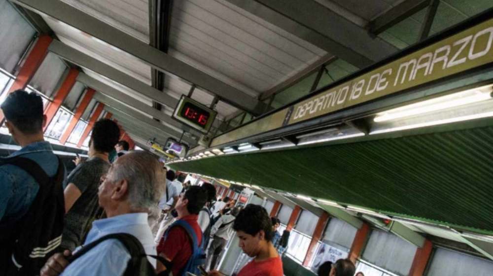 Policías impiden que mujer se arrojara a las vías del Metro