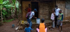 UNICEF/Haiti En esta foto tomada antes del terremoto, un equipo de UNICEF visita a una familiaen de Banbou nwa, un pequeño pueblo de Dame-Marie situado en el departamento de Grand'Anse, en Haití, para enseñarles a protegerse del COVID-19.