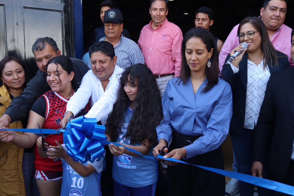 Entrega titular de INDEREQ duela en cancha de Cadereyta