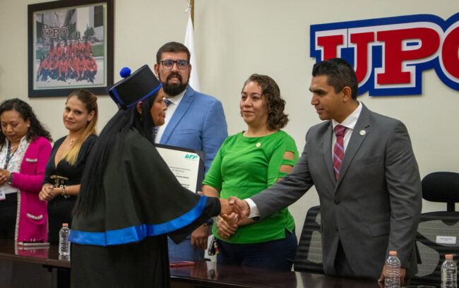 Entregan títulos a nuevos profesionistas de posgrado de la UPQ