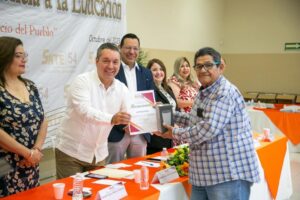 Reconocen autoridades educativas y sindicales a personal de apoyo y asistencia a la educación