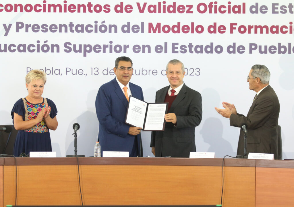 Con entrega de RVOE, gobierno de Puebla impulsa educación superior y garantiza desarrollo académico