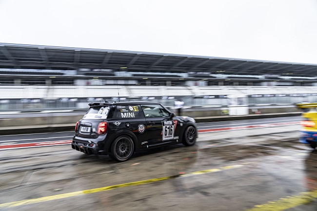 Debuta el nuevo logo de John Cooper Works: Bulldog Racing compite nuevamente en un MINI John Cooper Works