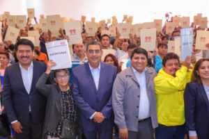 Con escrituras, gobierno de Puebla e INFONAVIT brindan certeza jurídica a poblanos