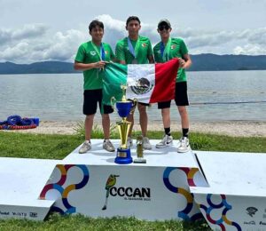 Carlos Cedeño, medallista en natación y futuro abogado