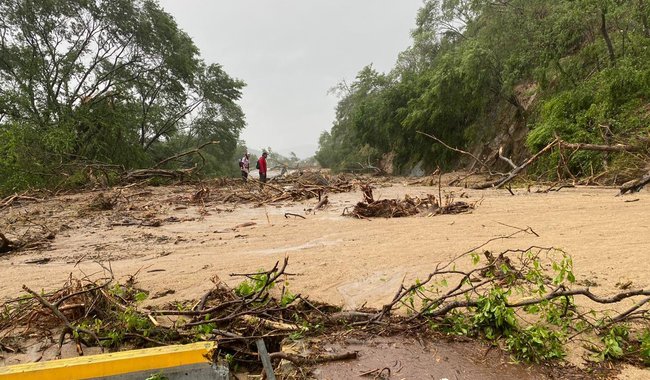 Desplegó SICT personal y equipo para atender afectaciones de "Otis" a infraestructura carretera en Guerrero