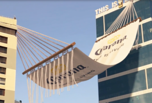 Publicis Groupe y Corona sorprenden con una hamaca gigante