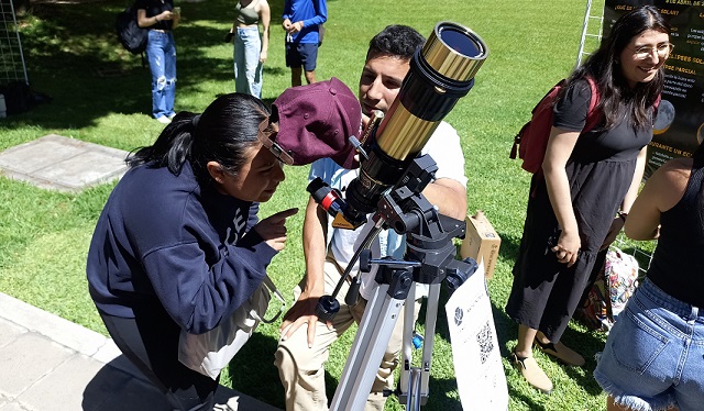 La comunidad del ITESO disfruta el eclipse