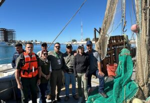 Equipo de la Profepa sobre barco camaronero para proceso de certificación.